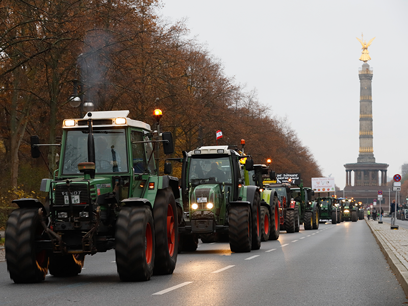 Traktoren in Berlin auf dem Weg zur Kundgebung